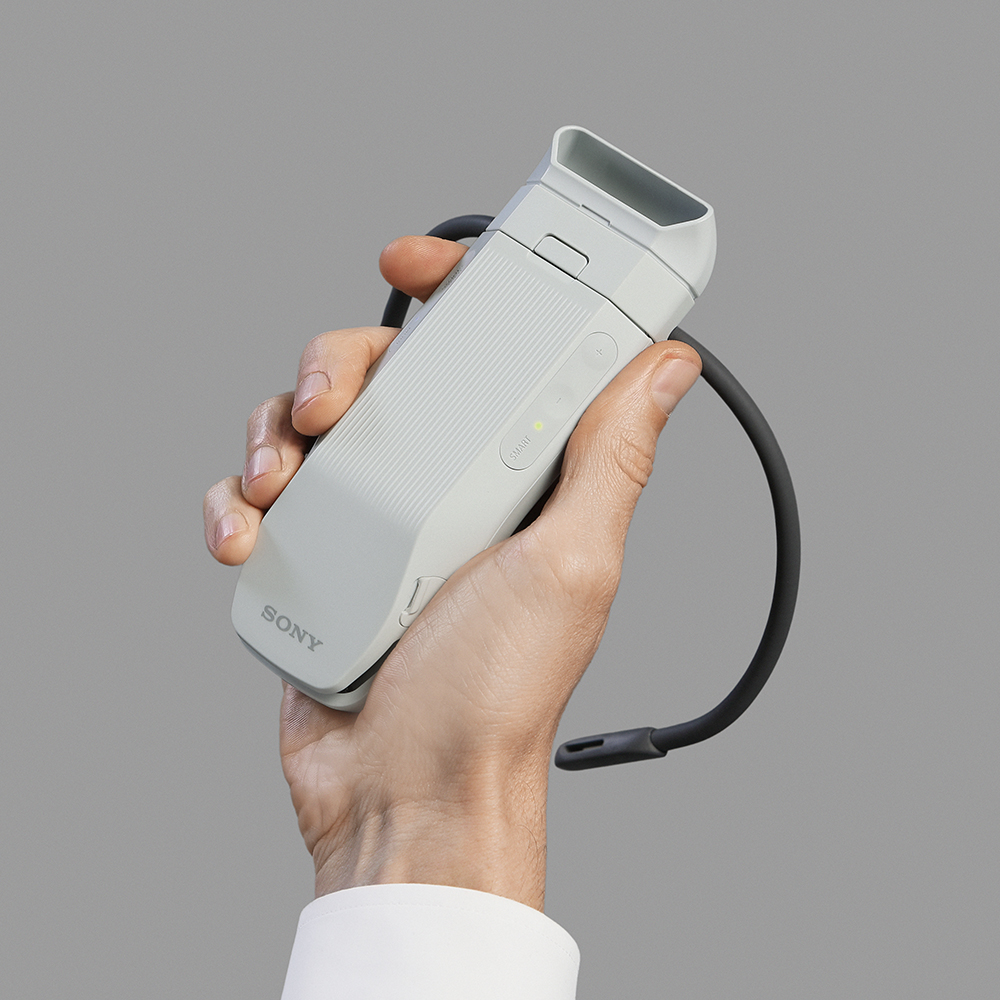 REON POCKET PRO 本体ボタンで操作している様子