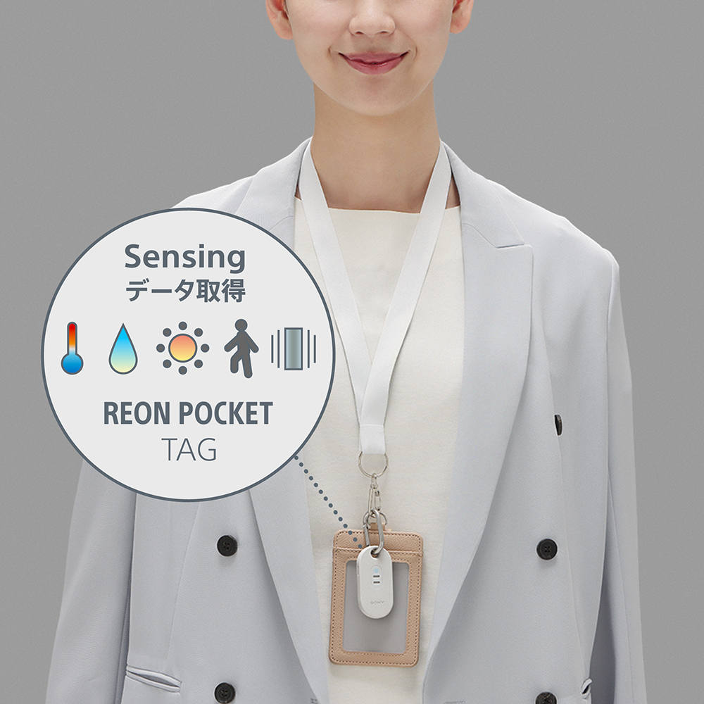 REON POCKET TAGを装着したビジネスマン
