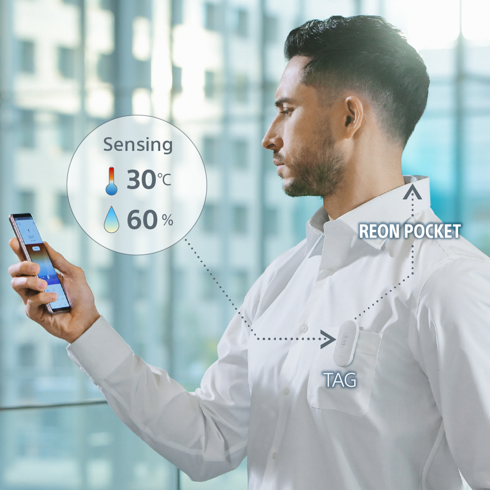 REON POCKET TAG が温湿度をセンシングし、REON POCKET 4を装着するビジネスマンに冷感を付与している様子